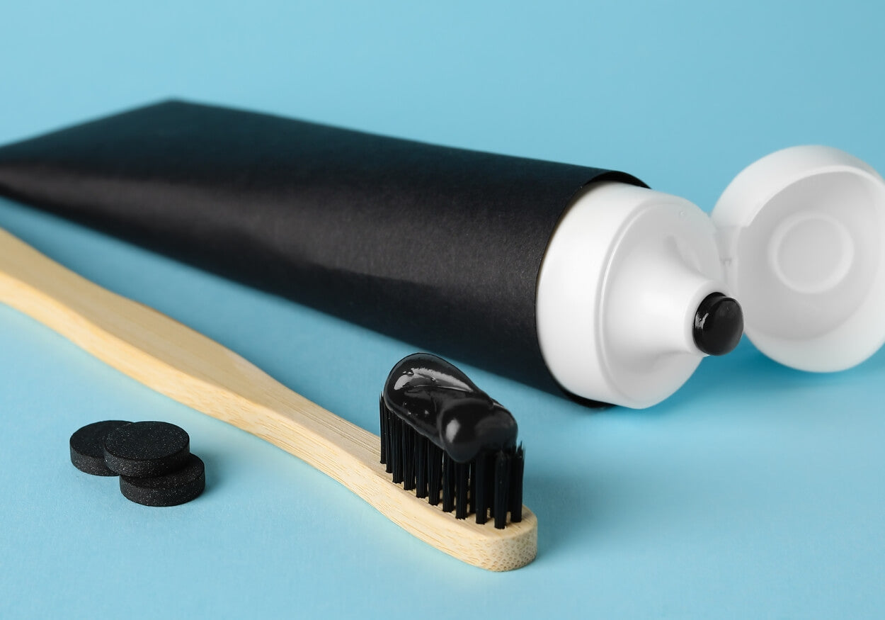 Le dentifrice au charbon actif : tendance ou vraie révolution pour des dents blanches ? 🦷🖤
